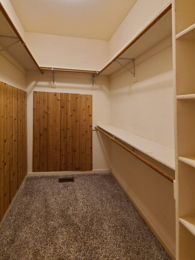 Building Photo - 1st Floor Primary BR