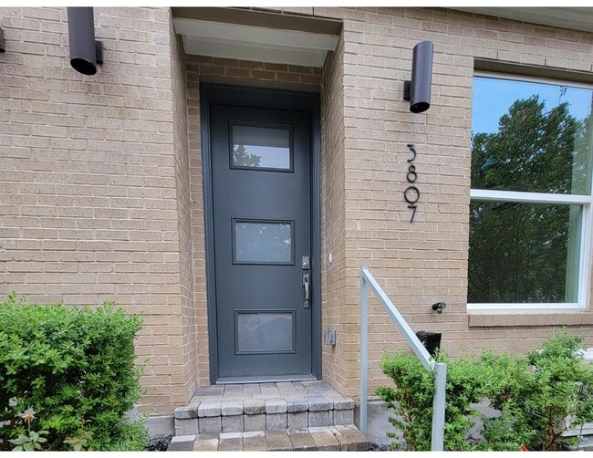 Primary Photo - 3807 Threadgill St