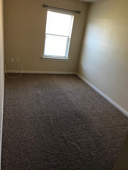 Building Photo - 1220 W Bismark Ave