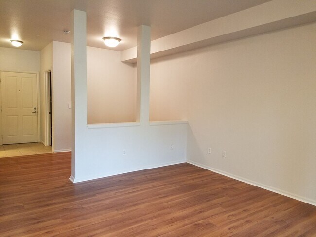 Building Photo - 0bd/1ba Sammamish Condo