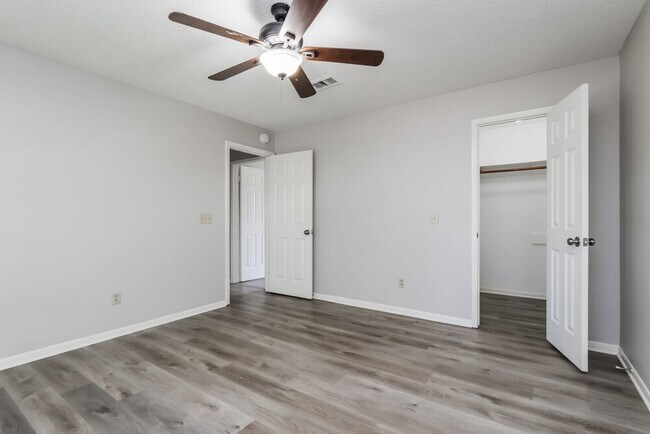 Building Photo - 10046 Lazy Meadows Dr
