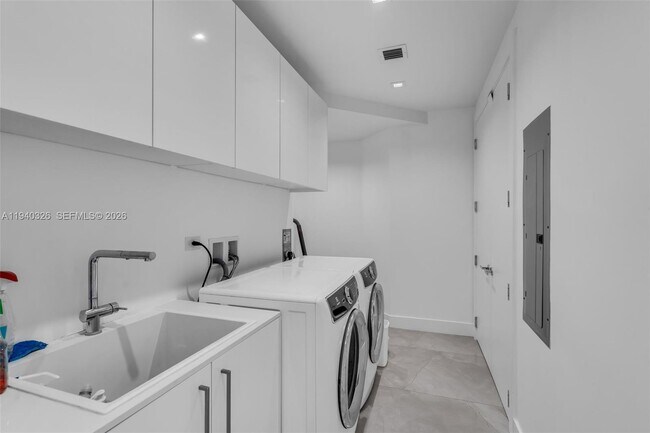 Building Photo - 18501 Collins Ave