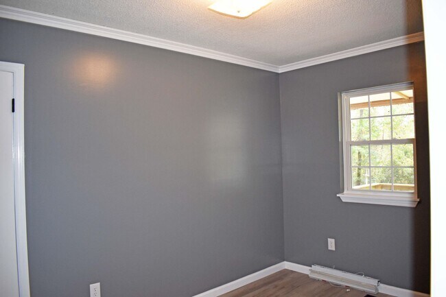 Building Photo - Great home in quiet setting