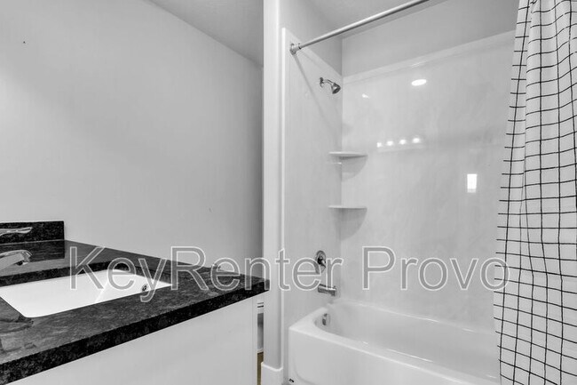 Building Photo - 1226 N 150 E