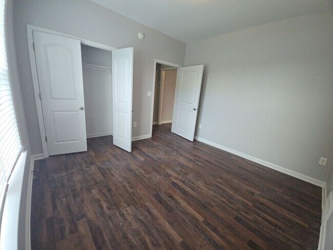 Building Photo - COMING SOON! 3bed/2bath Townhome w/Garage ...