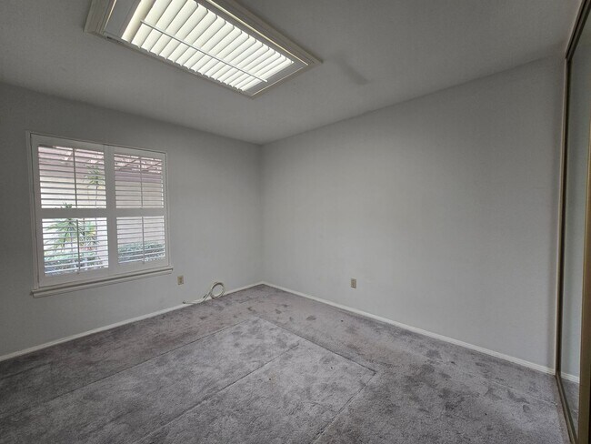 Building Photo - Updated Single level condo in Villa Victoria Available for rent