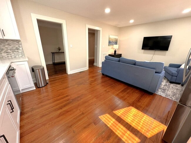 Building Photo - 3 Bed 1 Bath Modern Home