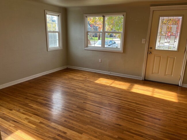 Building Photo - Charming Bungalow