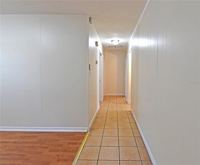 Building Photo - 12422 N Howard Ave