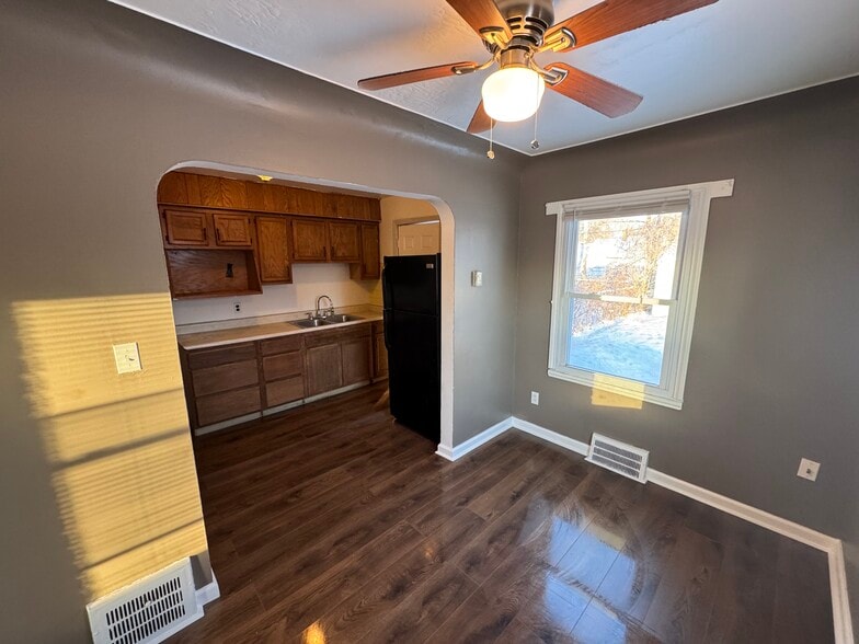 Building Photo - 9200 Evergreen Ave