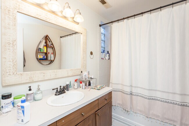 Building Photo - 1357 N Artesian Ave