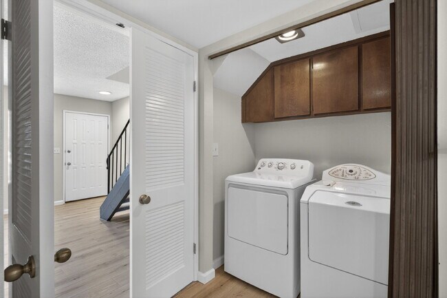 Building Photo - Spacious Condo in Santa Clara - Easy Commute!