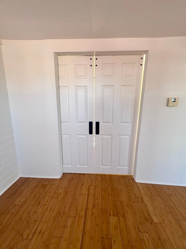 Building Photo - FOR RENT