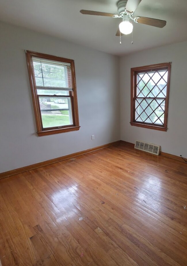 Building Photo - Multi Family Home 3 Bedroom and 1 Bath For Rent