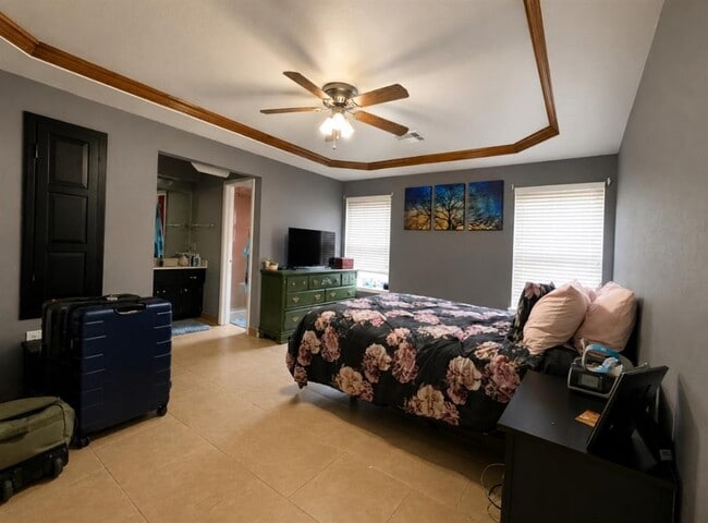 Building Photo - 521 Cypress Dr