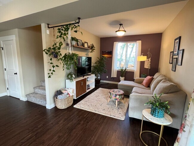 Building Photo - Beautifully constructed! 3 bed/2.5 bath ho...