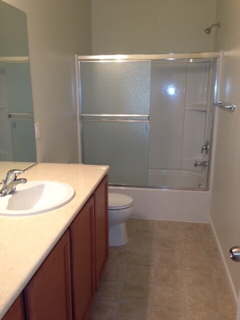 Building Photo - STUNNING 5 BEDROOM, 3 BATHROOM HOME WITH UPDATED KITCHEN AND BATHS! STAINLESS APPLIANCES AND GRAN...