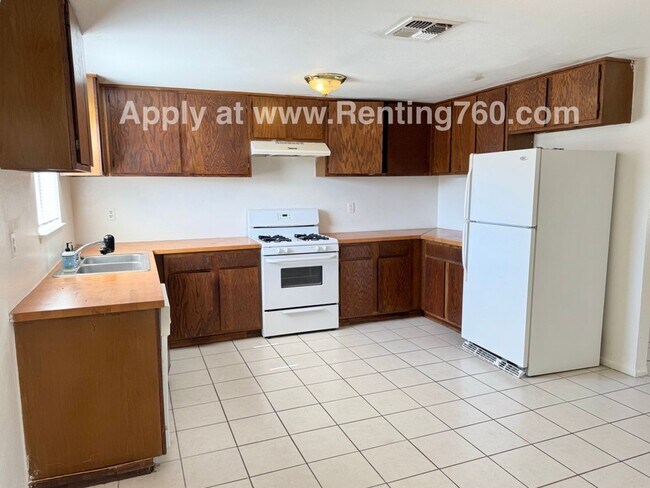 Primary Photo - Spacious 2 Bed 1 Bath Home With Indoor Lau...