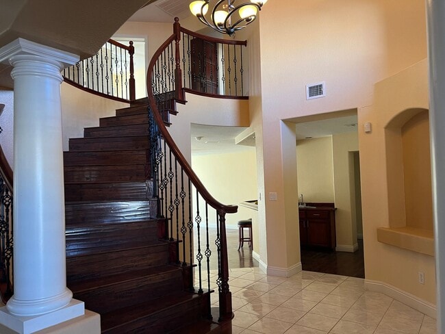 Building Photo - 6 bedroom Home With Pool and Basement