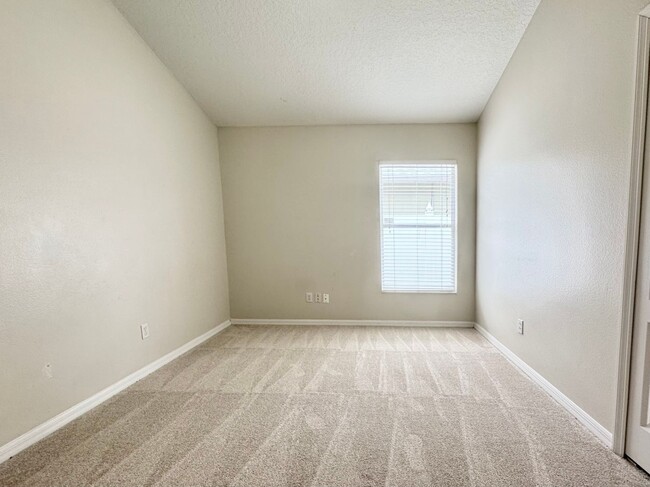 Building Photo - Beautifully Updated 4/3, Gated Community, ...