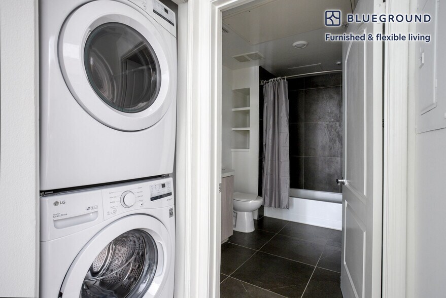 Building Photo - 5710 Crescent Prk E