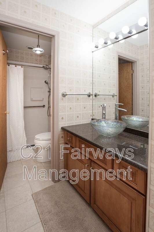 Building Photo - 804 Fairways Dr