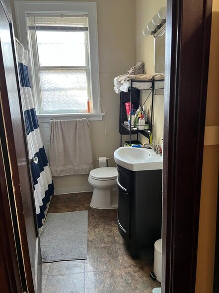 bathroom - 2516 Bellevue Ave