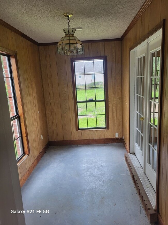 Building Photo - 3 bedroom, 2 bath home