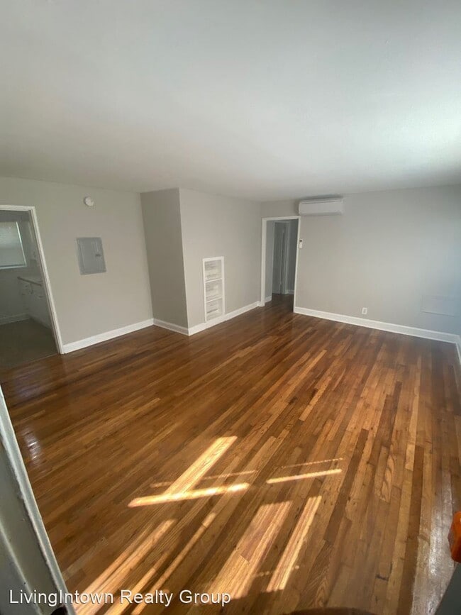 Building Photo - 1 br, 1 bath Apartment - 589-603 Seminole ...