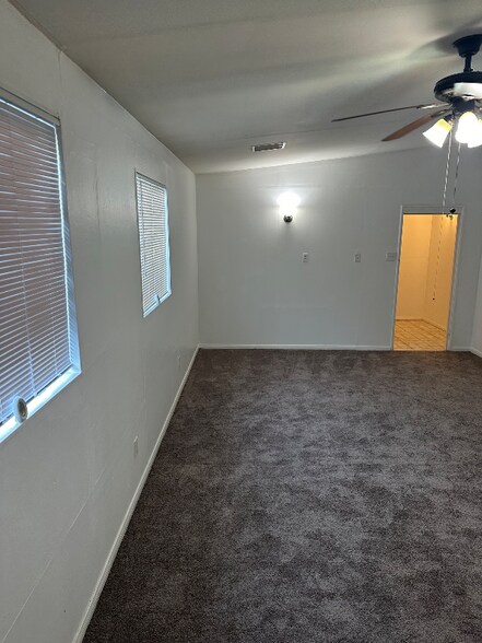 Building Photo - 260 E 46th St