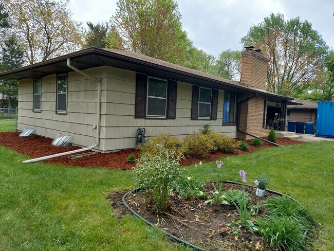 Building Photo - 10131 Girard Ave S