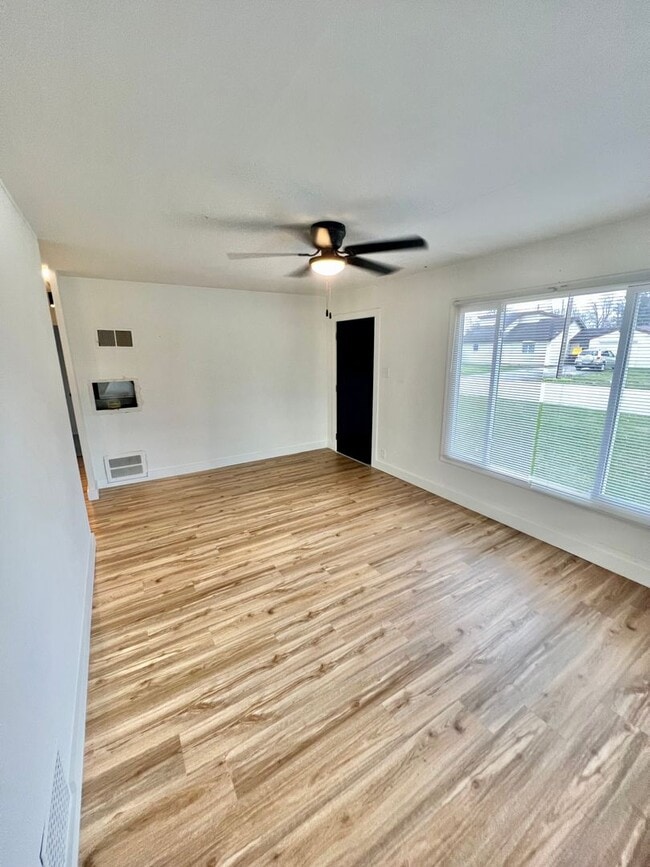 Building Photo - New Listing! 3 bedroom House!
