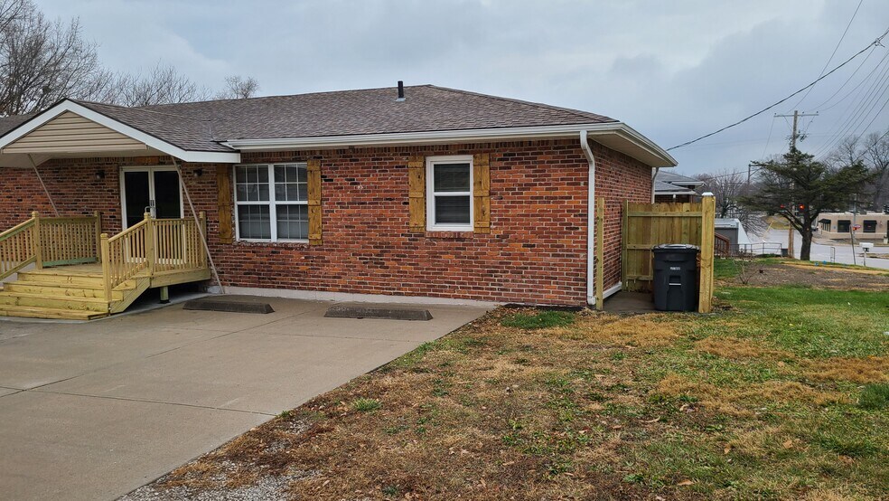 Building Photo - 225 Lexington Rd