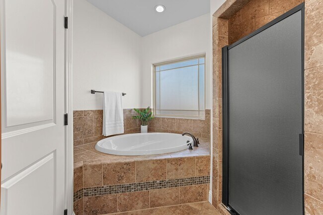 Building Photo - 1400 N Redondo Ave