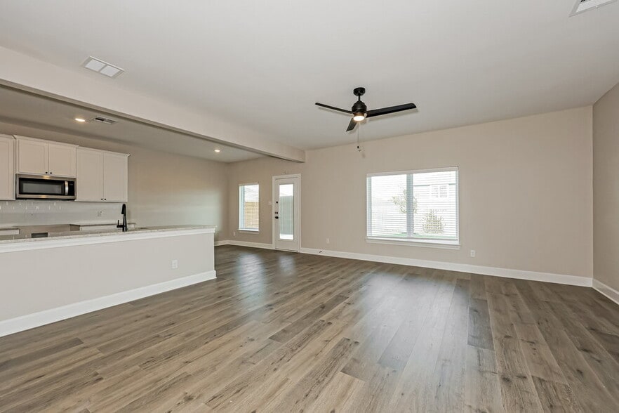 Building Photo - 308 Live Oak Ln
