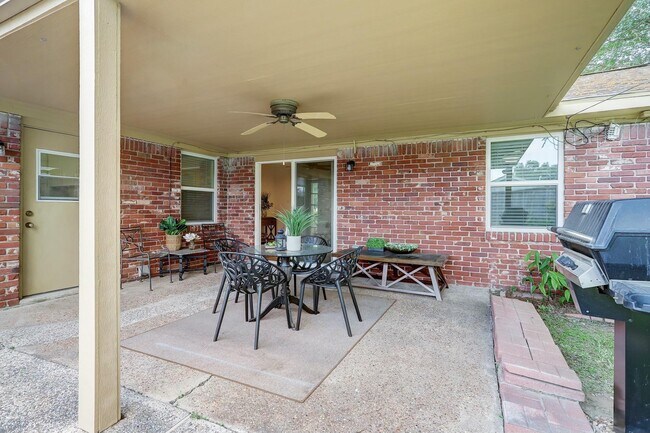 Building Photo - 2330 Willowby Dr