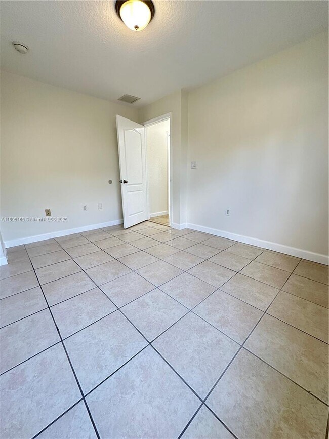 Building Photo - 1365 SW 154th Ct