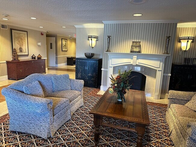 Building Photo - 1004 Paradise Rd