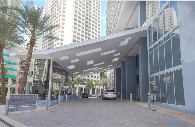 Building Photo - 1300 Brickell Bay Dr