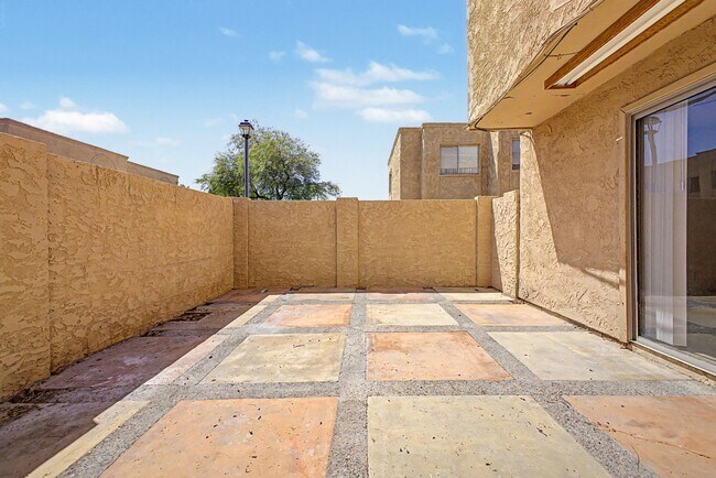 Building Photo - ***INCREDIBLE TOWNHOME with ALL appliances & water, sewer, trash INCLUDED!