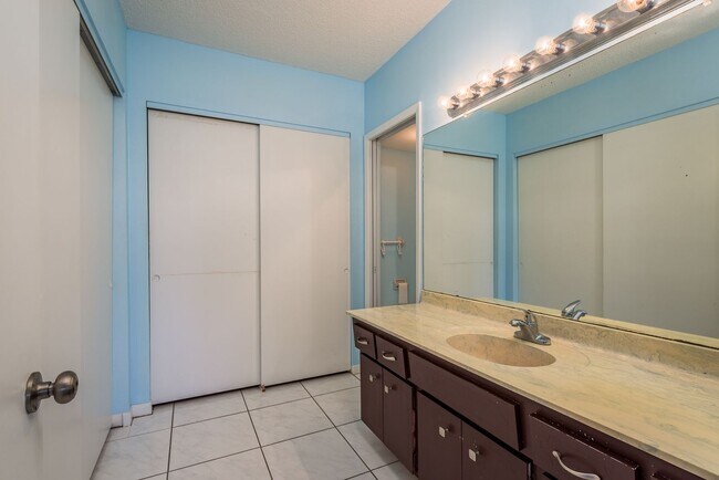 Building Photo - Harbor Oaks Place