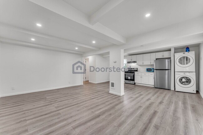 Building Photo - 551 Hichborn St