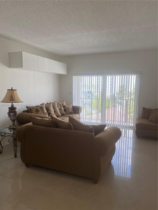 Building Photo - 400 N Riverside Dr