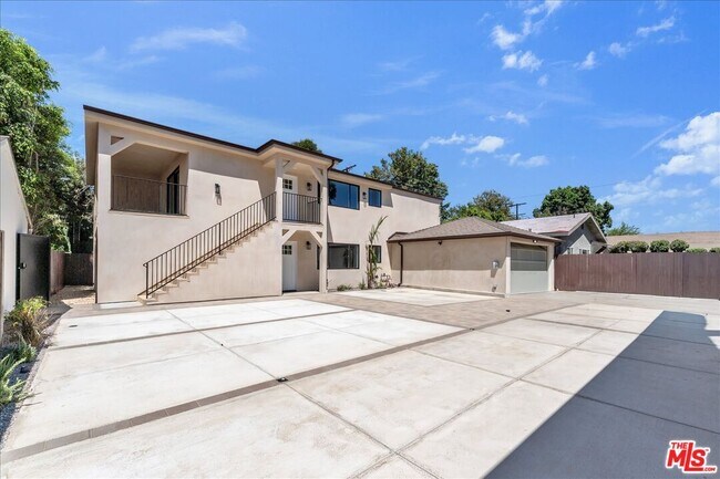 Building Photo - 6913 Encino Ave