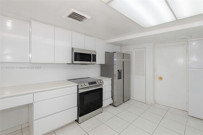 Building Photo - 5255 Collins Ave