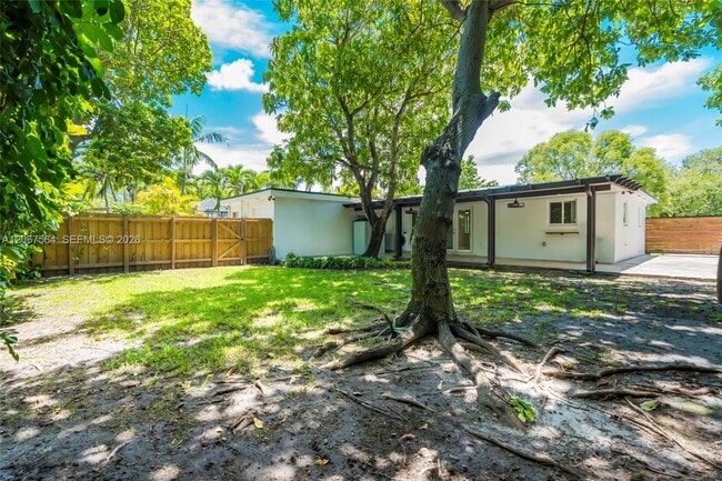 Building Photo - 9841 Dominican Dr