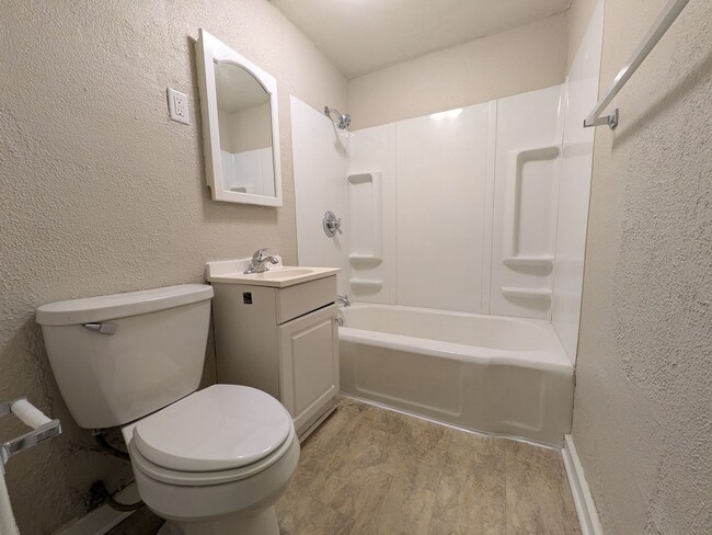 Building Photo - 3 Bedroom Home with detached garage and partially fenced yard, pet friendly!