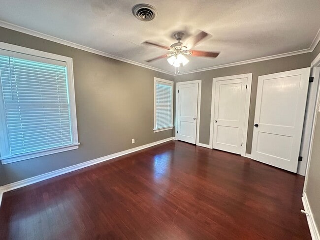 Building Photo - Spacious 2 Bedroom