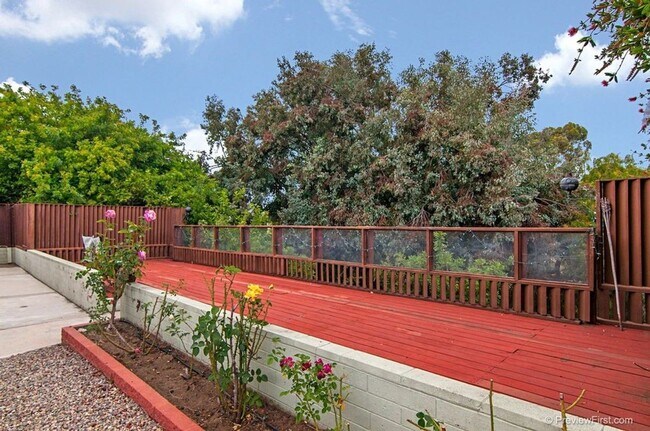 Building Photo - 5 Bedroom House in College East - Bright and Airy on Quiet Street!