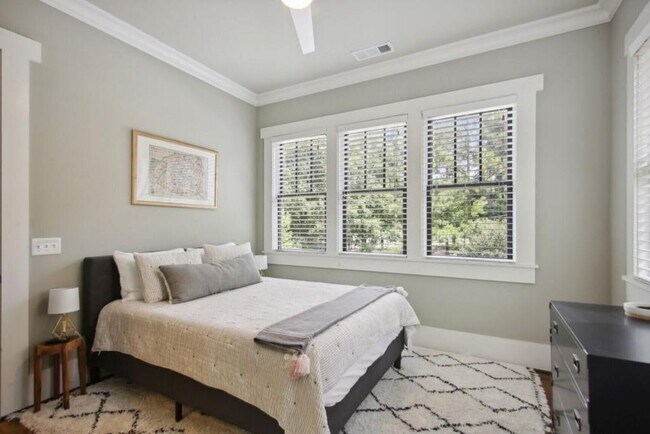 Building Photo - 519 N Highland Ave NE